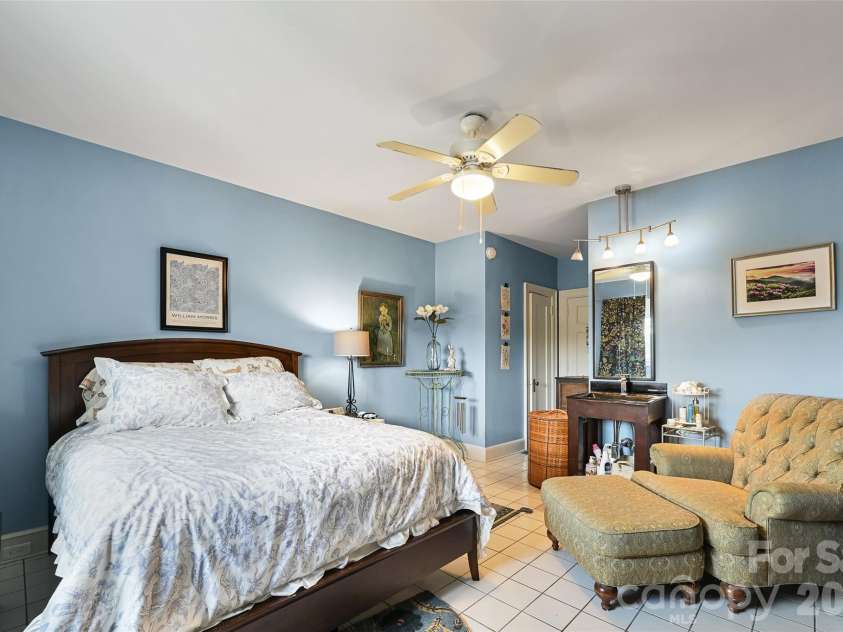 538 Main Street, Hendersonville, NC 28792.  MLS# CAR4288988, YatesRealty ID 17836. 