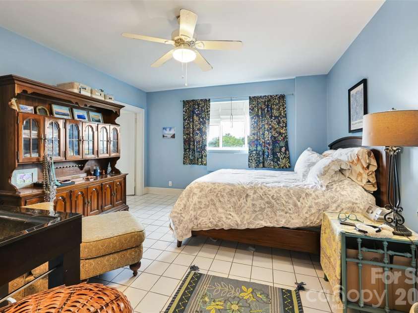 538 Main Street, Hendersonville, NC 28792.  MLS# CAR4288988, YatesRealty ID 17836. 