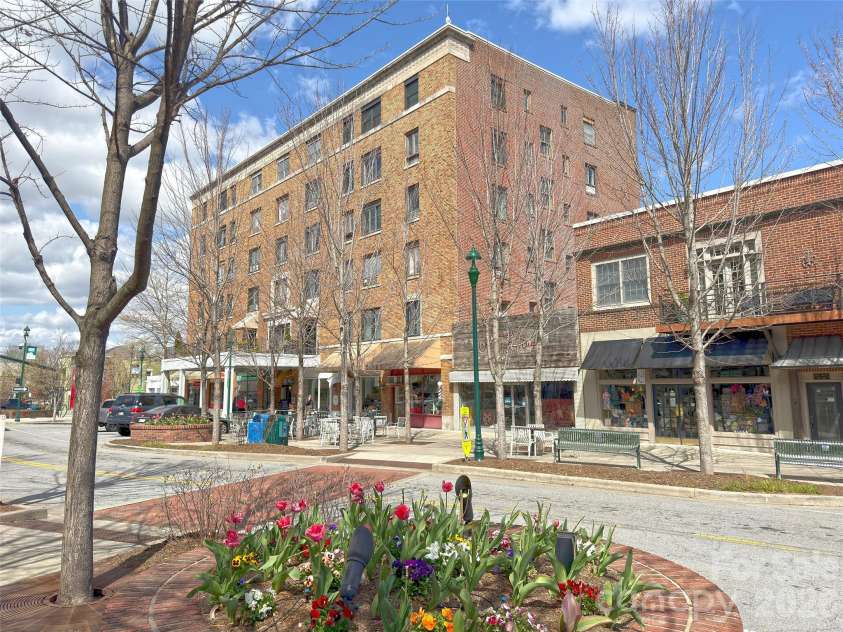 538 Main Street, Hendersonville, NC 28792.  MLS# CAR4288988, YatesRealty ID 17836. 