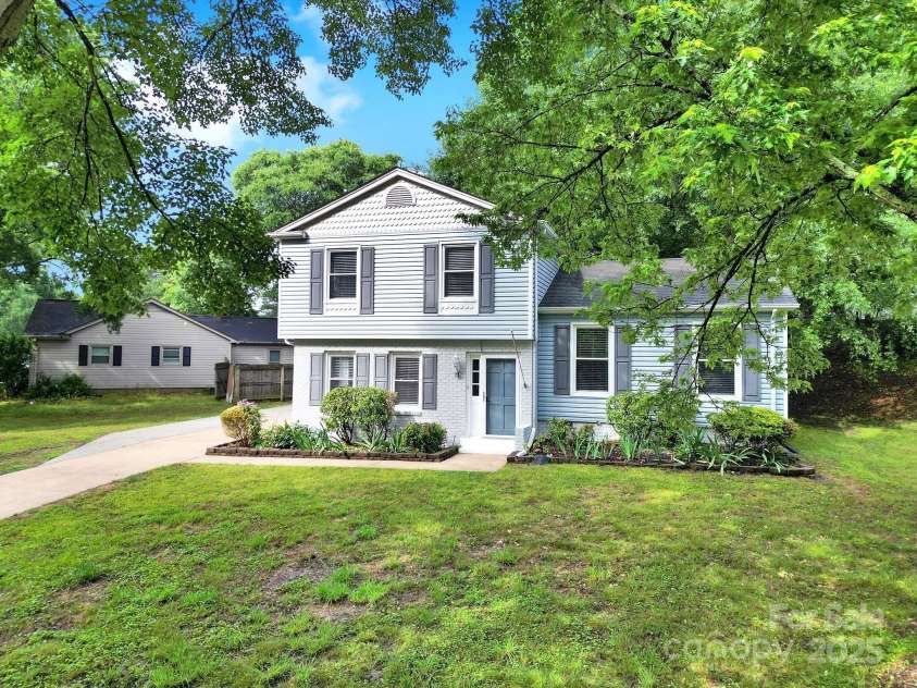 8514 Timber Crest Circle, Charlotte, NC 28226.  MLS# CAR4259385, YatesRealty ID 17836. 