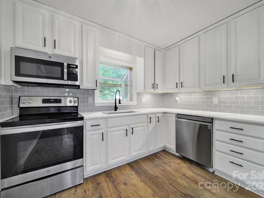 8514 Timber Crest Circle, Charlotte, NC 28226.  MLS# CAR4259385, YatesRealty ID 17836. 