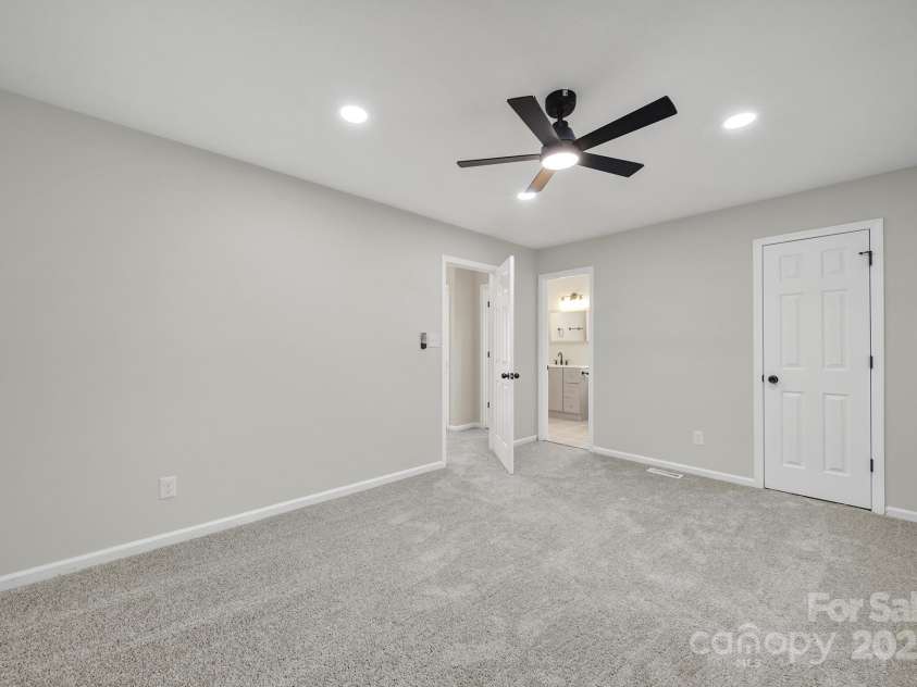 8514 Timber Crest Circle, Charlotte, NC 28226.  MLS# CAR4259385, YatesRealty ID 17836. 