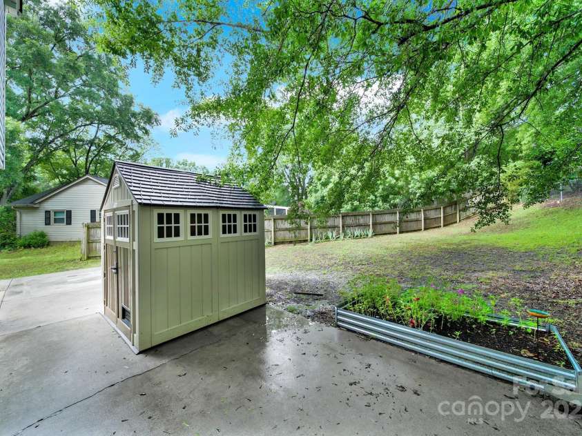 8514 Timber Crest Circle, Charlotte, NC 28226.  MLS# CAR4259385, YatesRealty ID 17836. 