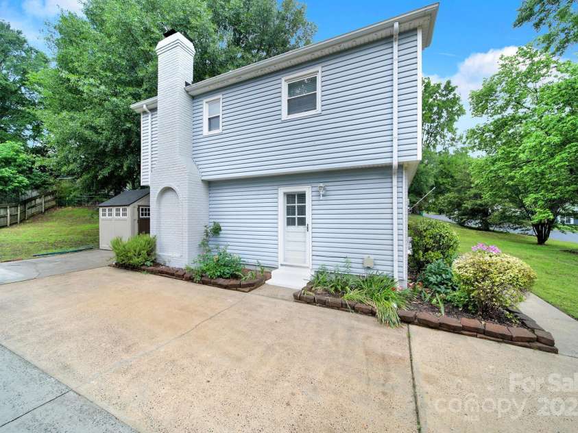 8514 Timber Crest Circle, Charlotte, NC 28226.  MLS# CAR4259385, YatesRealty ID 17836. 