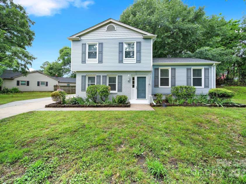 8514 Timber Crest Circle, Charlotte, NC 28226.  MLS# CAR4259385, YatesRealty ID 17836. 