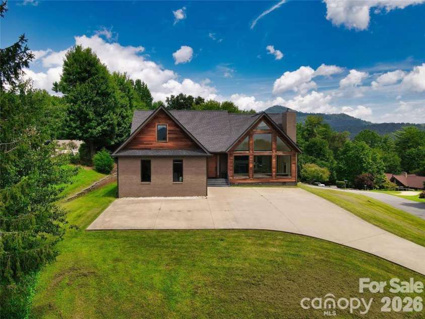 8 Nottingham Drive, Candler, NC 28715.  MLS# CAR4424000, YatesRealty ID 17837. Welcome Home!