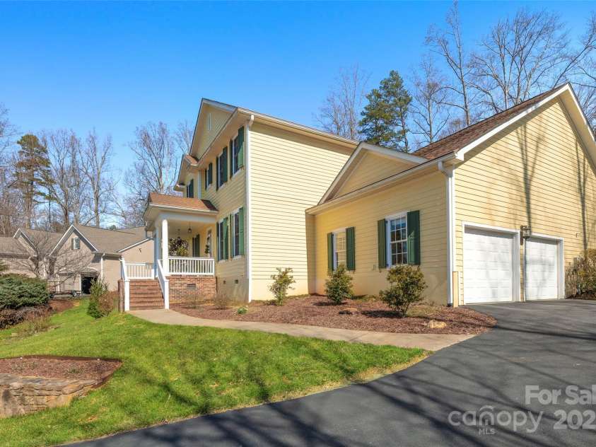 16 La Rue Court, Biltmore Lake, NC 28715.  MLS# CAR4224006, YatesRealty ID 17839. Spacious 2-car garage