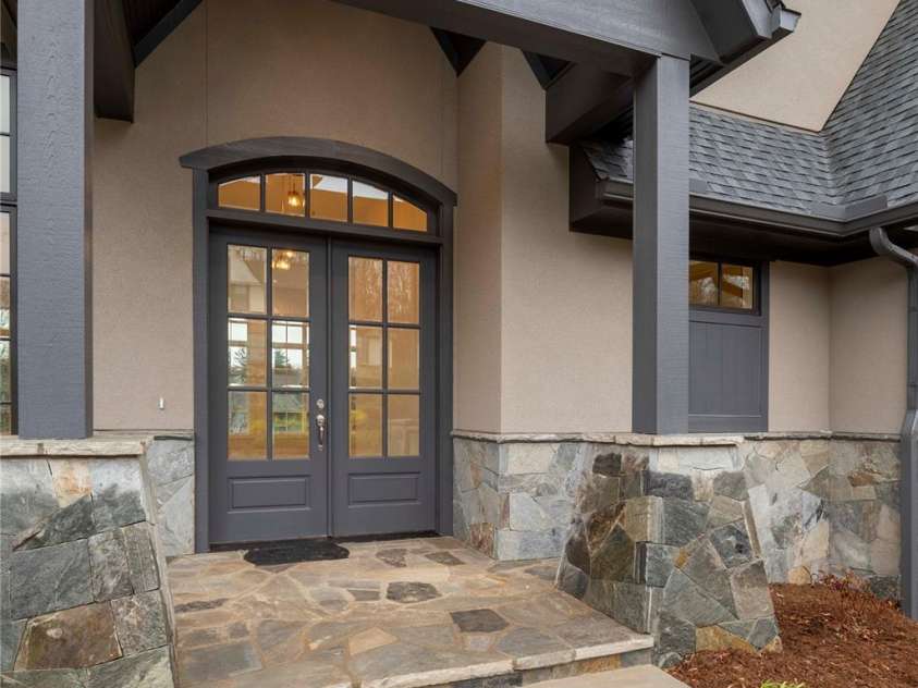 15 Evian Court, Asheville, NC 28804.  MLS# CAR4320178, YatesRealty ID 1784. Entryway