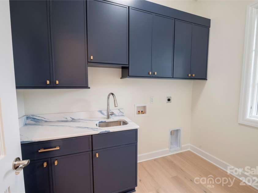 15 Evian Court, Asheville, NC 28804.  MLS# CAR4320178, YatesRealty ID 1784. Laundry