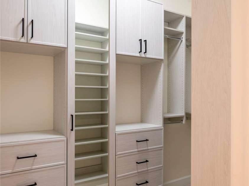 15 Evian Court, Asheville, NC 28804.  MLS# CAR4320178, YatesRealty ID 1784. Primary Walk in Closet