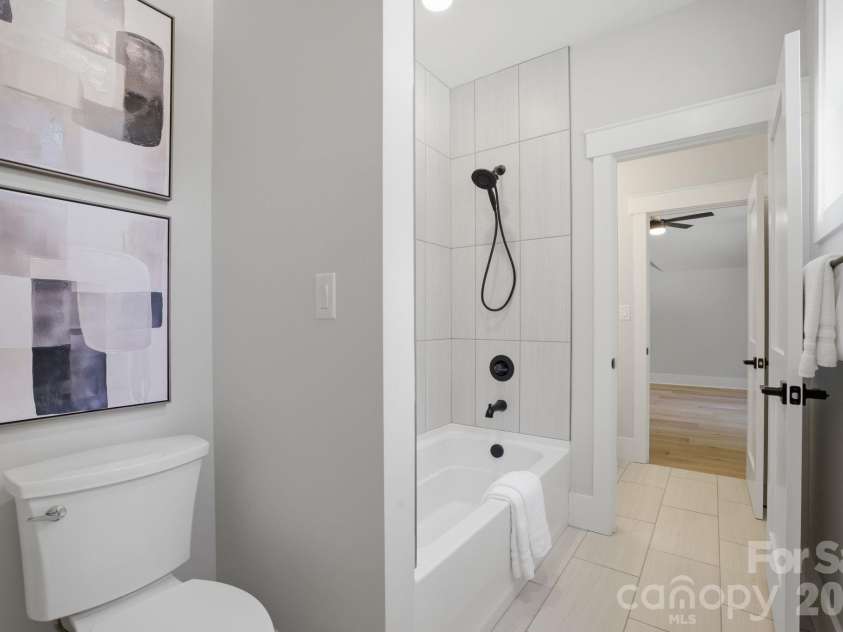 8321 Long Island Road, Catawba, NC 28609.  MLS# CAR4375313, YatesRealty ID 17840. Upper Level Shared Bathroom 