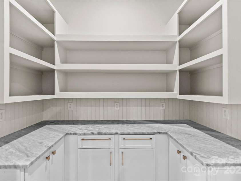 2525 Lumina Avenue, Charlotte, NC 28208.  MLS# CAR4278453, YatesRealty ID 17841. 