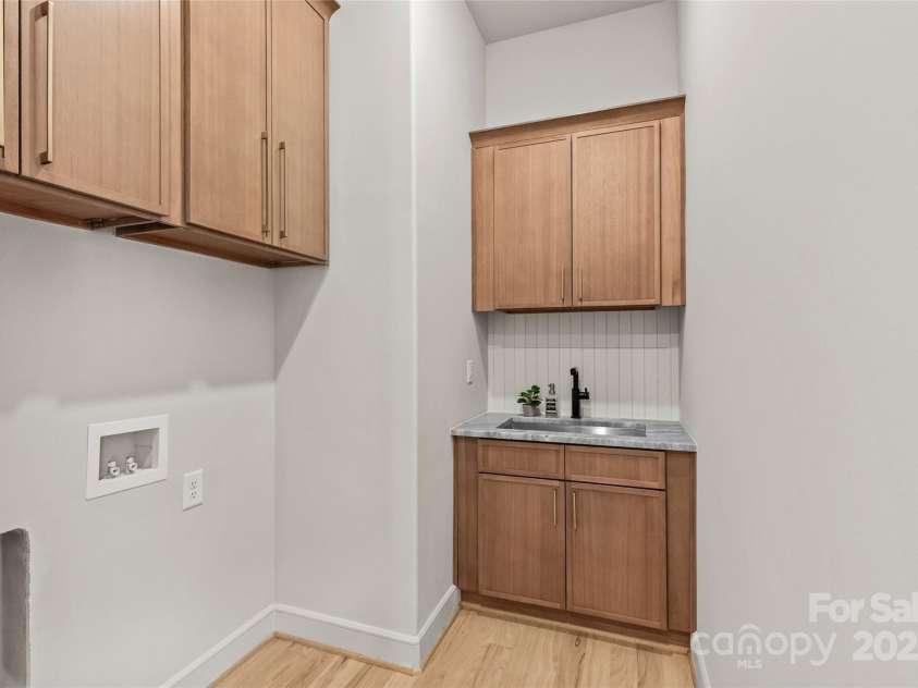 2525 Lumina Avenue, Charlotte, NC 28208.  MLS# CAR4278453, YatesRealty ID 17841. 