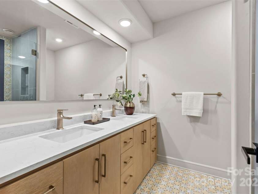 2525 Lumina Avenue, Charlotte, NC 28208.  MLS# CAR4278453, YatesRealty ID 17841. 