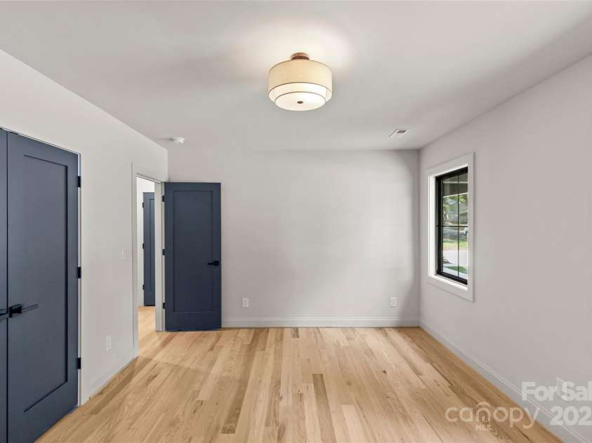 2525 Lumina Avenue, Charlotte, NC 28208.  MLS# CAR4278453, YatesRealty ID 17841. 