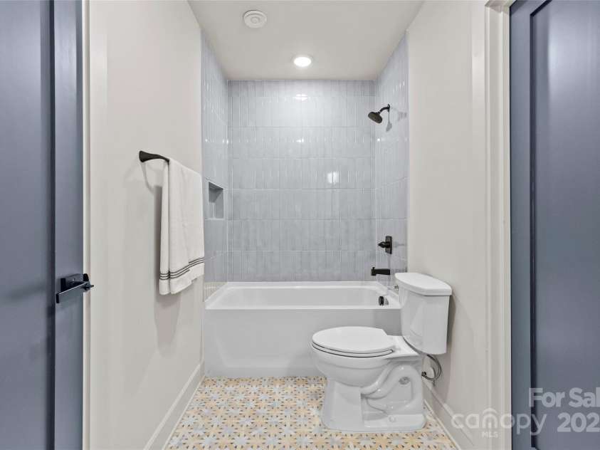 2525 Lumina Avenue, Charlotte, NC 28208.  MLS# CAR4278453, YatesRealty ID 17841. 
