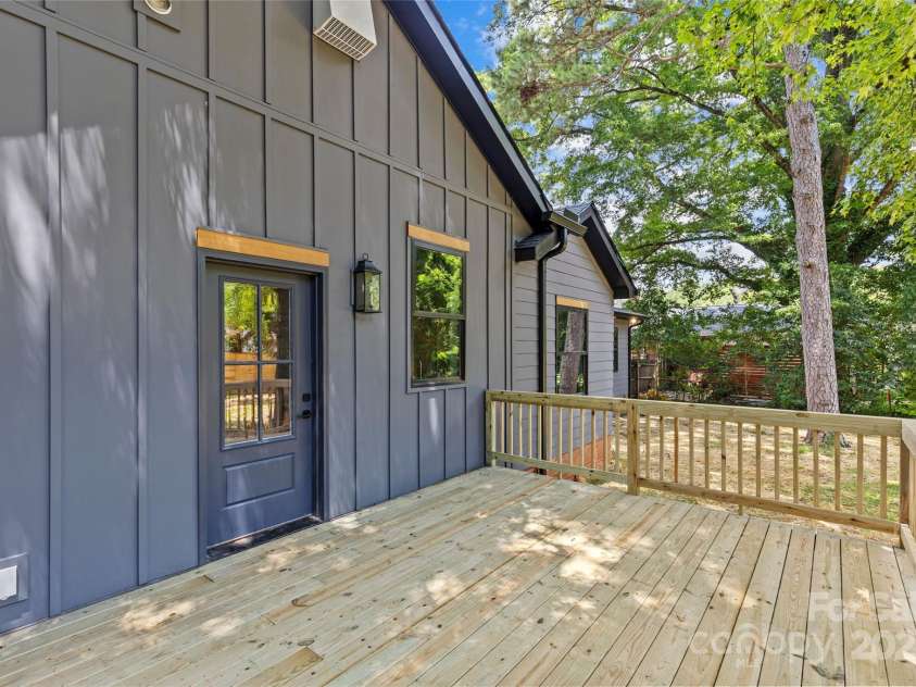 2525 Lumina Avenue, Charlotte, NC 28208.  MLS# CAR4278453, YatesRealty ID 17841. 