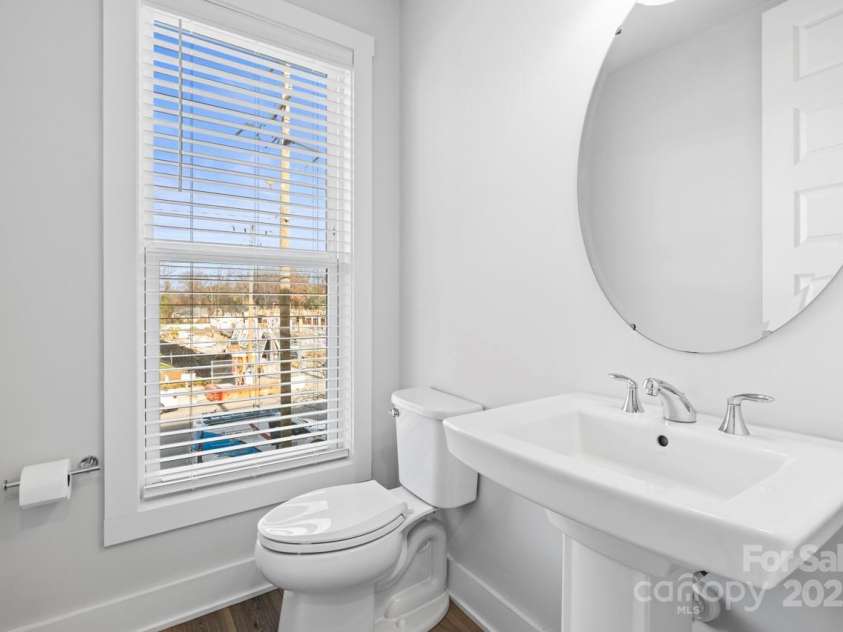 539 Tremont Avenue, Charlotte, NC 28203.  MLS# CAR4210616, YatesRealty ID 17844. 2nd Floor Powder Room