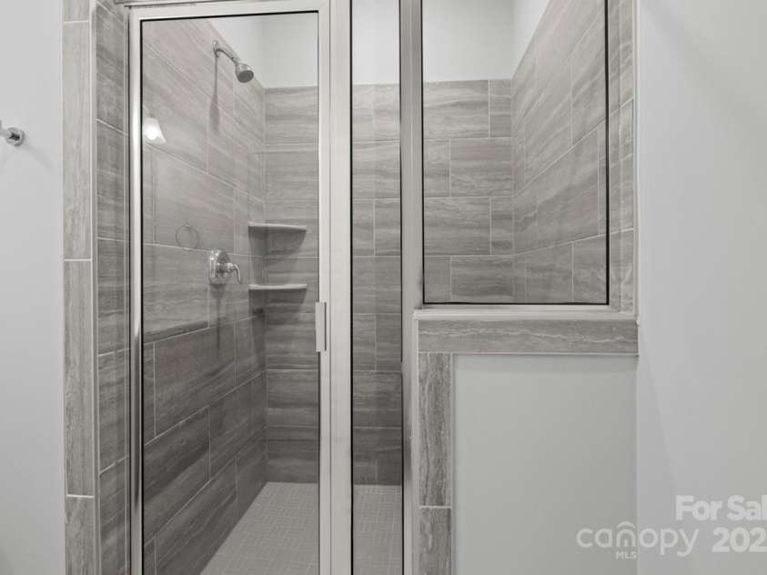 539 Tremont Avenue, Charlotte, NC 28203.  MLS# CAR4210616, YatesRealty ID 17844. 3rd Floor Primary Bath