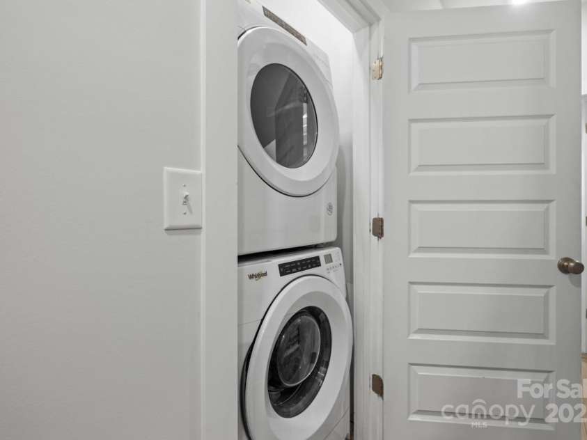 539 Tremont Avenue, Charlotte, NC 28203.  MLS# CAR4210616, YatesRealty ID 17844. Full Size Stackable Washer and Dryer
