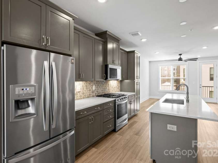 539 Tremont Avenue, Charlotte, NC 28203.  MLS# CAR4210616, YatesRealty ID 17844. Stainless Appliances with Ornate Backsplash