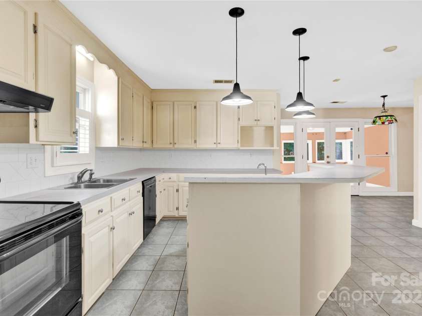 511 Brookwood Drive, Statesville, NC 28677.  MLS# CAR4263570, YatesRealty ID 17846. 