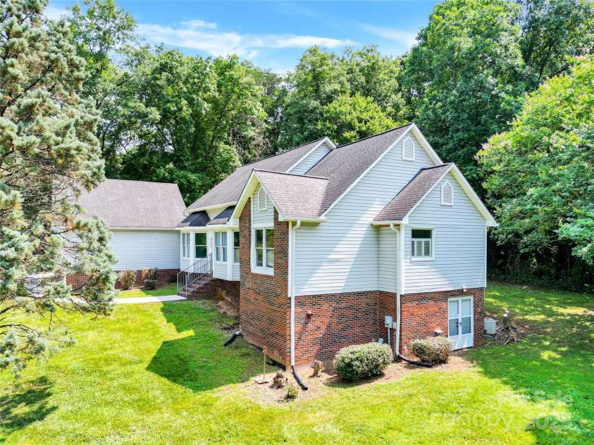 511 Brookwood Drive, Statesville, NC 28677.  MLS# CAR4263570, YatesRealty ID 17846. 