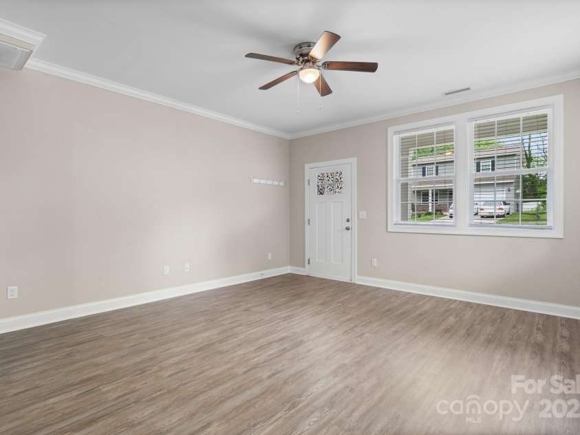 1735 15th Street Place, Hickory, NC 28601.  MLS# CAR4252100, YatesRealty ID 17847. 