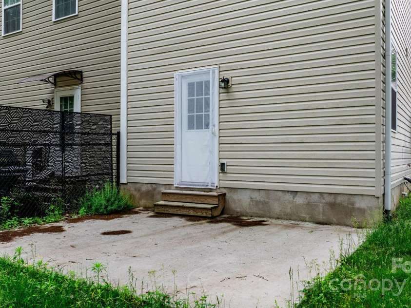 1735 15th Street Place, Hickory, NC 28601.  MLS# CAR4252100, YatesRealty ID 17847. 