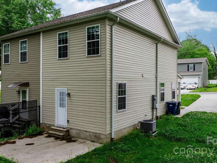 1735 15th Street Place, Hickory, NC 28601.  MLS# CAR4252100, YatesRealty ID 17847. 
