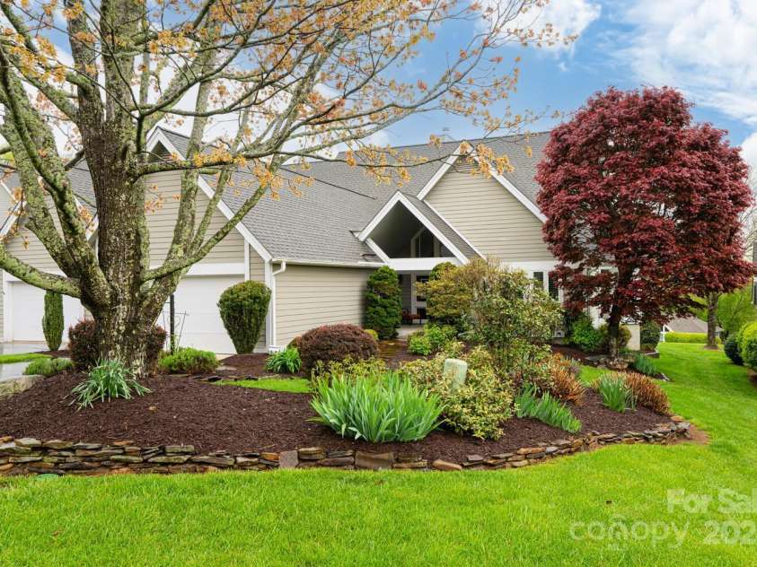 150 Overlook Drive, Flat Rock, NC 28731.  MLS# CAR4196466, YatesRealty ID 1785. 