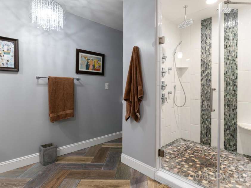 150 Overlook Drive, Flat Rock, NC 28731.  MLS# CAR4196466, YatesRealty ID 1785. 