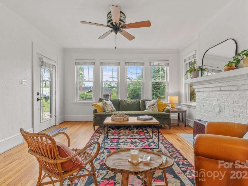 30 Joyner Avenue, Asheville, NC 28806.  MLS# CAR4256077, YatesRealty ID 17851. Bright Living Room