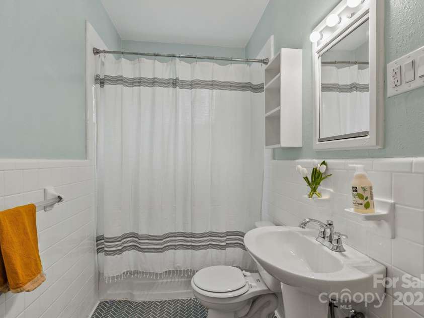 30 Joyner Avenue, Asheville, NC 28806.  MLS# CAR4256077, YatesRealty ID 17851. Full Bath