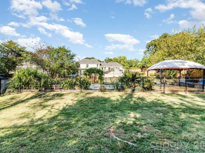 4212 Montibello Drive, Charlotte, NC 28226.  MLS# CAR4299141, YatesRealty ID 17851. BACKYARD OASIS