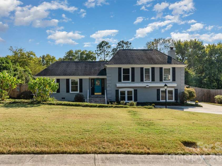4212 Montibello Drive, Charlotte, NC 28226.  MLS# CAR4299141, YatesRealty ID 17851. HUGE FRONT SET BACK