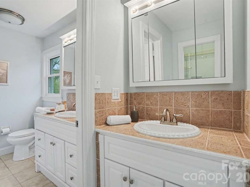 4212 Montibello Drive, Charlotte, NC 28226.  MLS# CAR4299141, YatesRealty ID 17851. PRIMARY MASTER BATH HAS A SEPARATE VANITY FOR CONVENIENCE