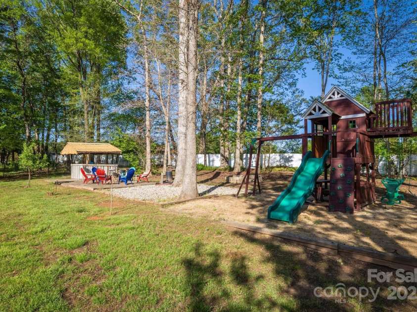 139 Autumn Grove Lane, Mooresville, NC 28115.  MLS# CAR4245679, YatesRealty ID 17852. 