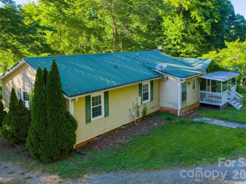 52 Miller Street, Columbus, NC 28722.  MLS# CAR4316824, YatesRealty ID 17852. 