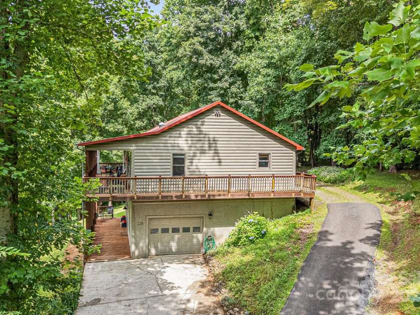 228 Barefoot Cove, Burnsville, NC 28714.  MLS# CAR4172902, YatesRealty ID 17853. 
