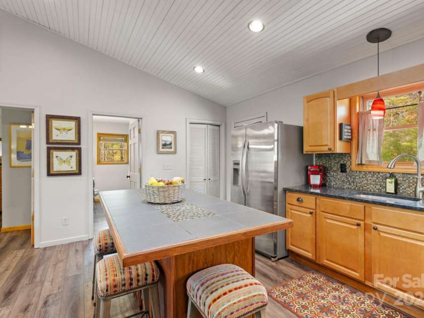 228 Barefoot Cove, Burnsville, NC 28714.  MLS# CAR4172902, YatesRealty ID 17853. 