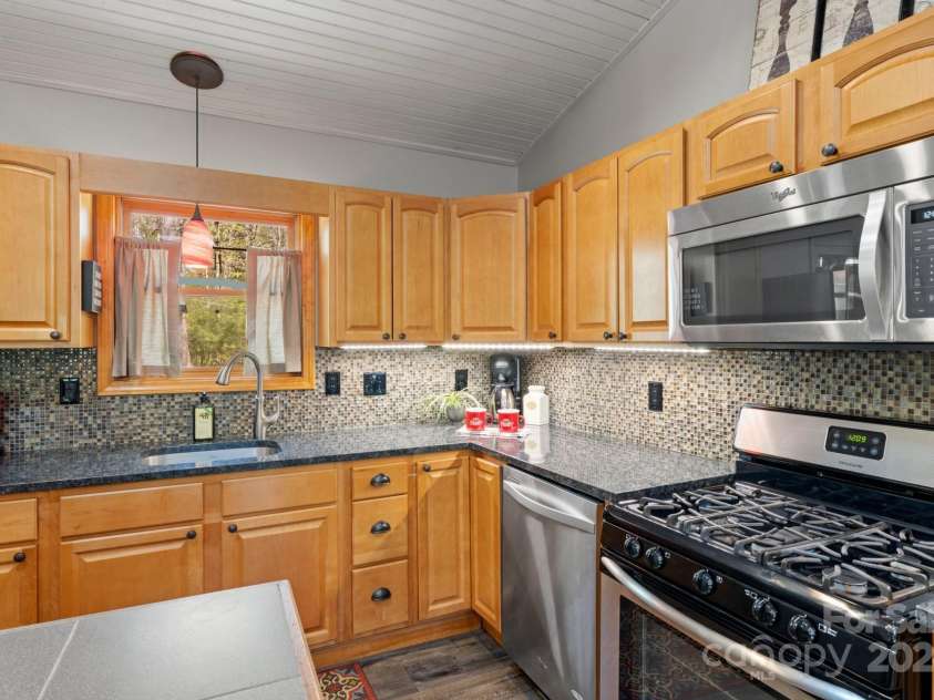 228 Barefoot Cove, Burnsville, NC 28714.  MLS# CAR4172902, YatesRealty ID 17853. 