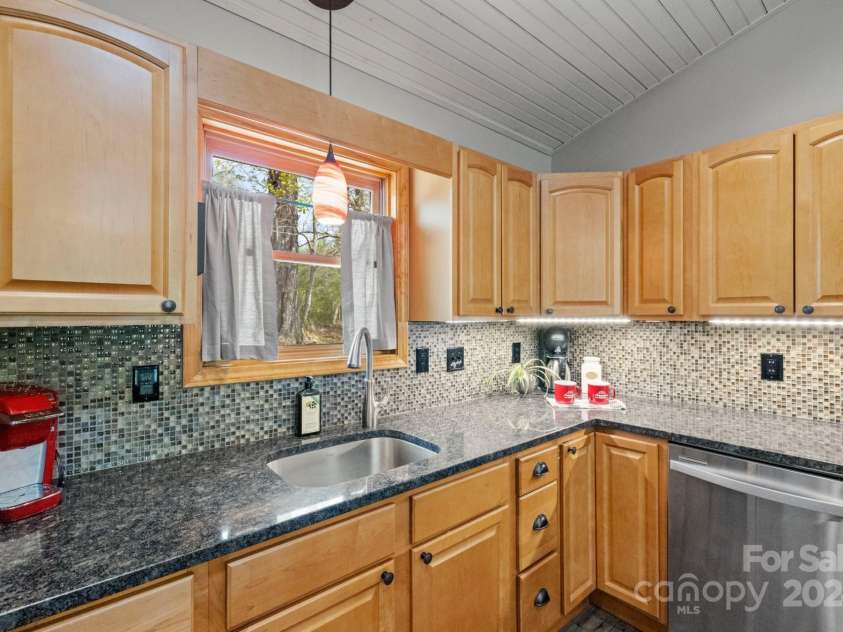 228 Barefoot Cove, Burnsville, NC 28714.  MLS# CAR4172902, YatesRealty ID 17853. 