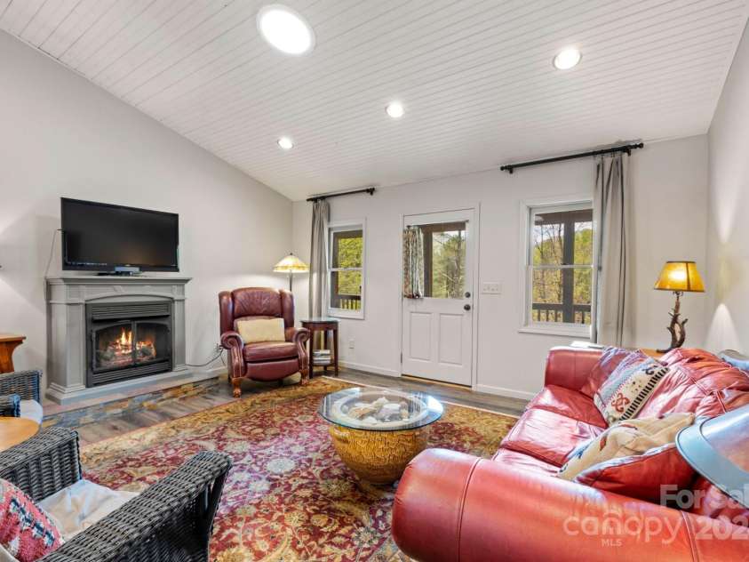 228 Barefoot Cove, Burnsville, NC 28714.  MLS# CAR4172902, YatesRealty ID 17853. 