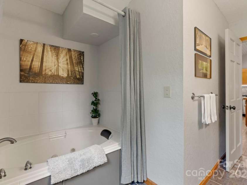 228 Barefoot Cove, Burnsville, NC 28714.  MLS# CAR4172902, YatesRealty ID 17853. 