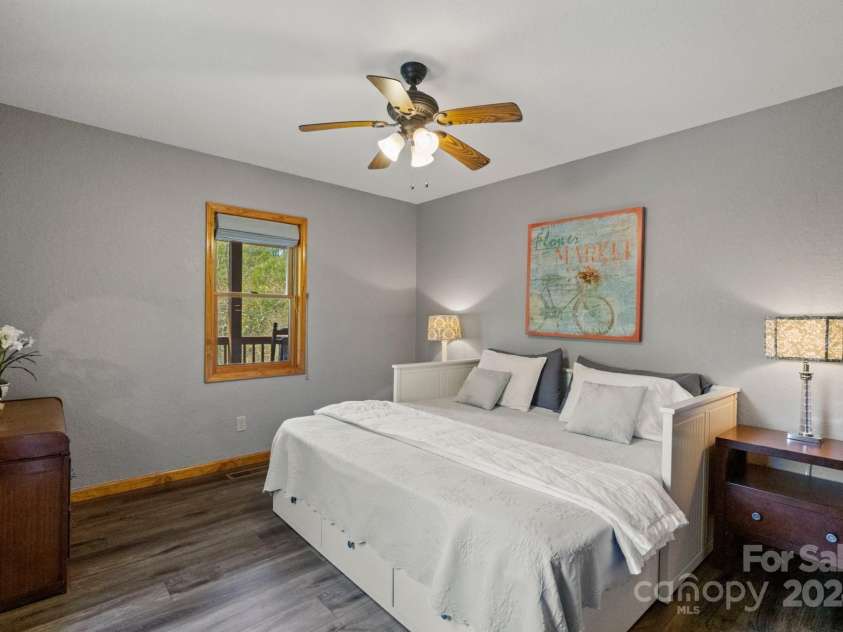 228 Barefoot Cove, Burnsville, NC 28714.  MLS# CAR4172902, YatesRealty ID 17853. 