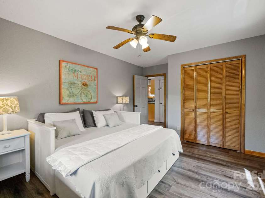 228 Barefoot Cove, Burnsville, NC 28714.  MLS# CAR4172902, YatesRealty ID 17853. 