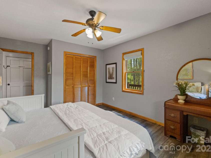 228 Barefoot Cove, Burnsville, NC 28714.  MLS# CAR4172902, YatesRealty ID 17853. 