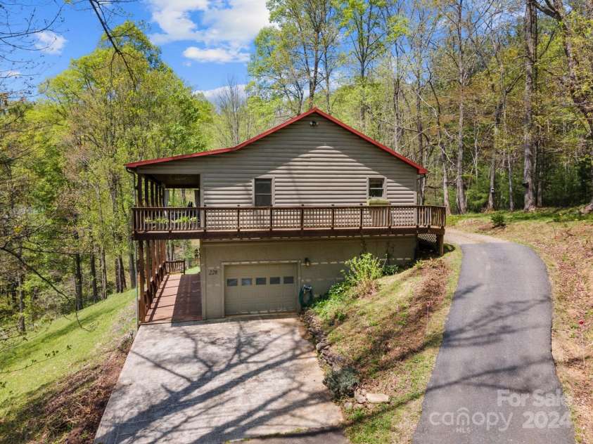 228 Barefoot Cove, Burnsville, NC 28714.  MLS# CAR4172902, YatesRealty ID 17853. 