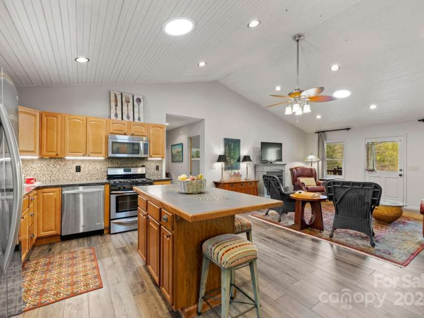 228 Barefoot Cove, Burnsville, NC 28714.  MLS# CAR4172902, YatesRealty ID 17853. 